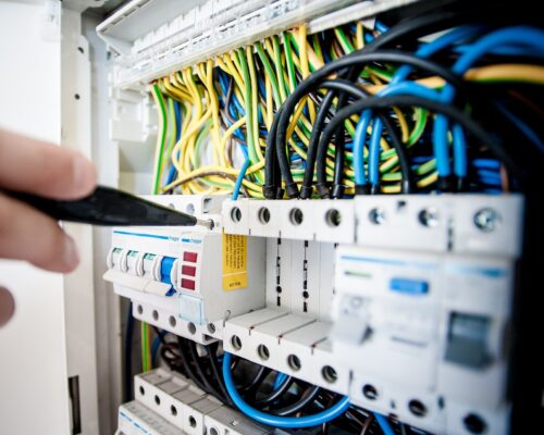 Ce Trebuie Să Știi Despre Normele de Siguranță Electrică?