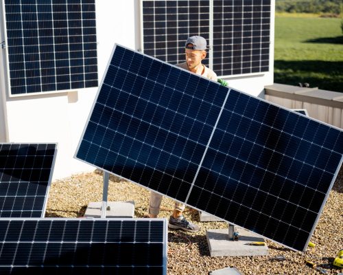 Ce este un prosumator și cum te racordezi la rețea cu panouri fotovoltaice. Avize, contoare bidirecționale și pași legali