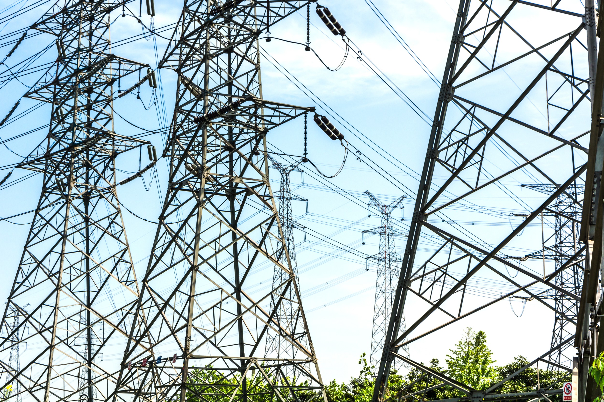 Extinderea rețelei electrice pentru un ansamblu rezidențial sau o zonă nouă. Pași, avize și ce trebuie luat în calcul