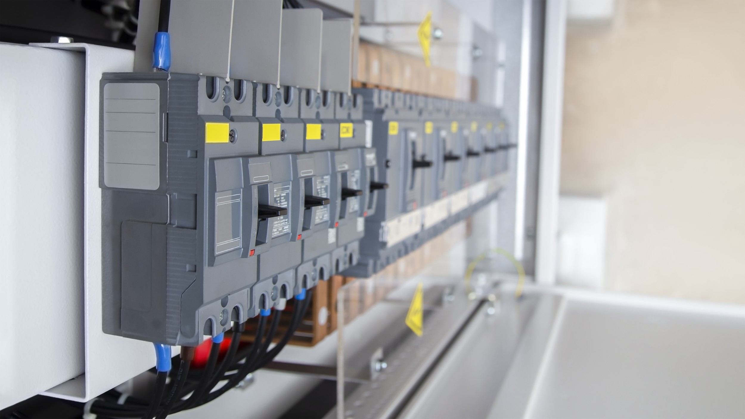 Tabloul electric general de bloc și tabloul de apartament. Cine răspunde de ce și ce ai voie să modifici